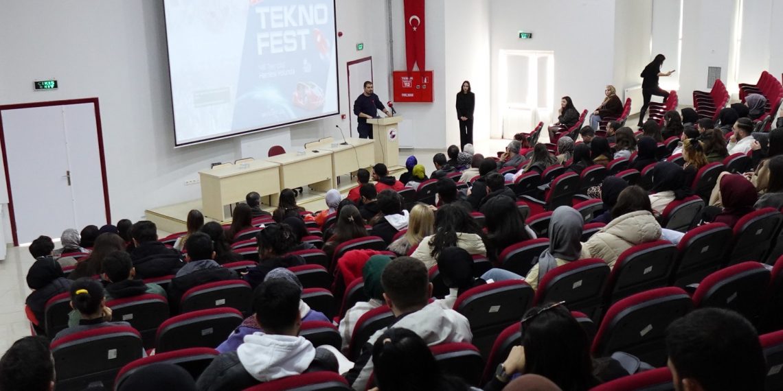 T3 Vakfı Elazığ İl Koordinatörü Sinan Koçak, FÜ İletişim Fakültesi Kariyer Günleri’nde öğrencilerle buluştu