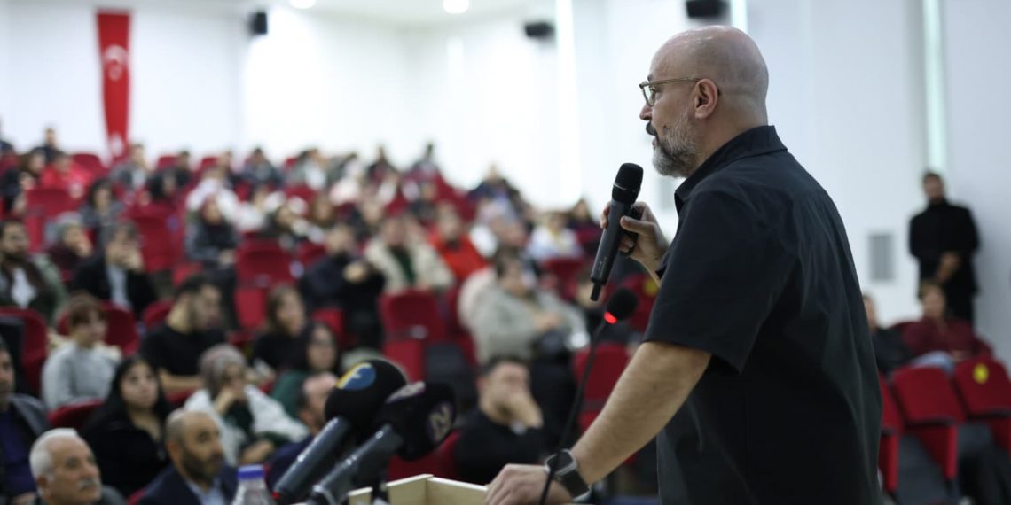 FÜ İletişim Fakültesinde Reklam Yazarı Yalçın Beydilli öğrencilerle buluştu