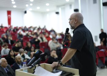 FÜ İletişim Fakültesinde Reklam Yazarı Yalçın Beydilli öğrencilerle buluştu