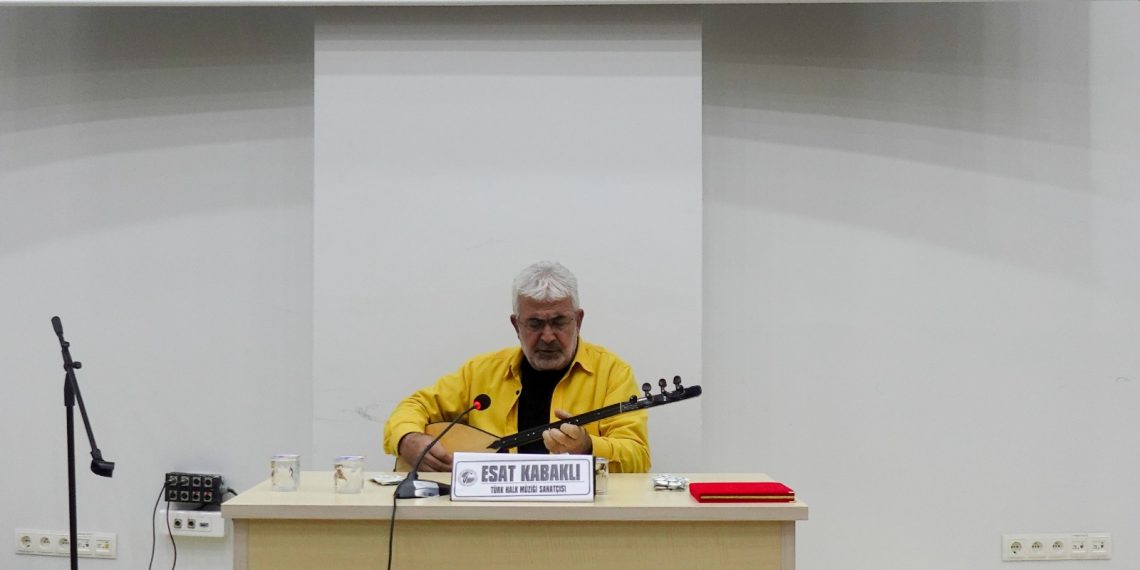 Türk Halk Müziği Sanatçısı Esat Kabaklı, İletişim Fakültesinin konuğu oldu
